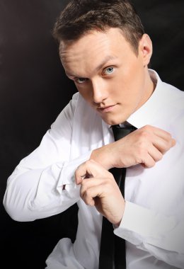 Akıllı bir genç adam portresi kelepçeleri fermuar.