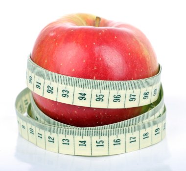 bir mezura ile kırmızı elma