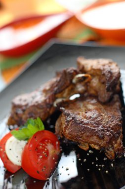 ızgara dana biftek domates ve mozzarella ile.