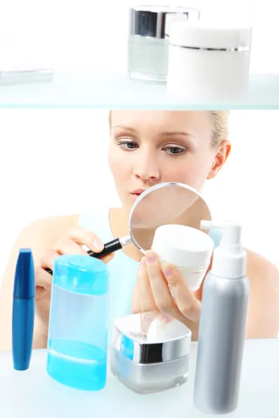Kosmetikeinkauf - Frau liest Etikett — Stockfoto