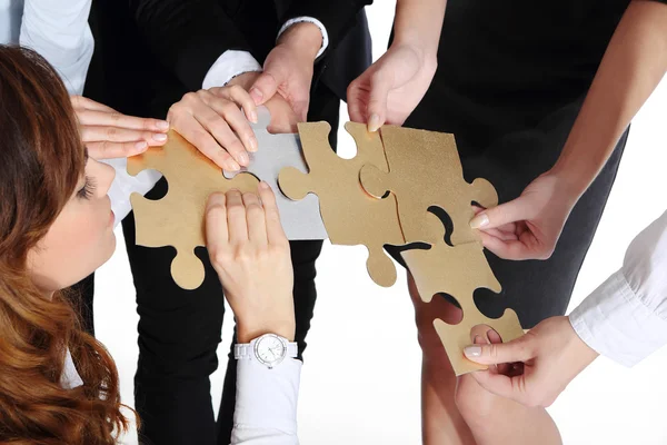 Gruppe von Menschen mit silbergoldenen Puzzles. — Stockfoto