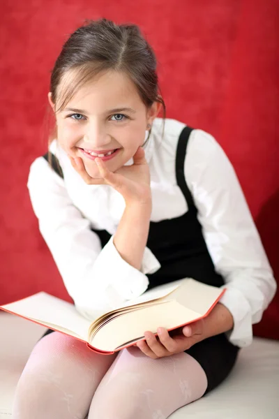 Summer reading - girl reading a book — Stock Photo, Image