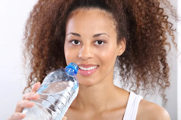 Mulatte trinkt Wasser. — Stockfoto