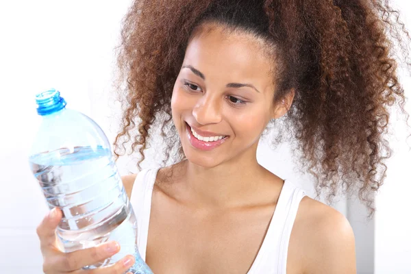 Mulatto sta bevendo acqua . — Foto Stock