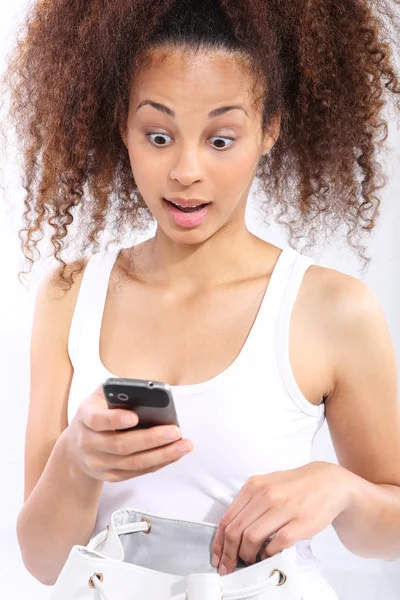Donkere gevilde meisje leest sms — Stockfoto