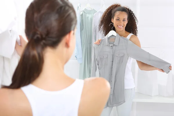 Roupas de marca, mulheres compras — Fotografia de Stock