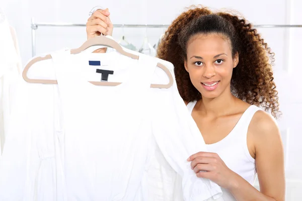 Venda, mulheres às compras. Uma mulher numa boutique — Fotografia de Stock