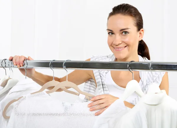 Verkoop, vrouw, vrouw in een zomer boetiekwinkels winkelen — Stockfoto