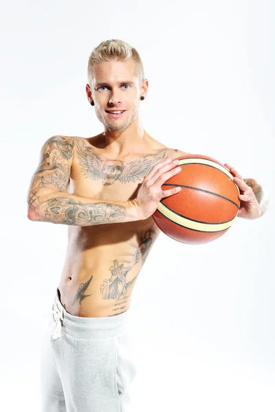 篮球，英俊的篮球运动员 — 图库照片