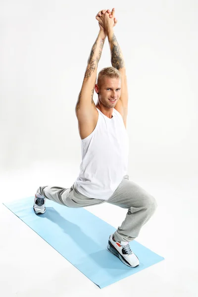 Bienvenido al sol, un hombre practicando yoga — Foto de Stock