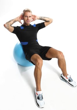 Rehabilitasyon, topa pratik bir adam