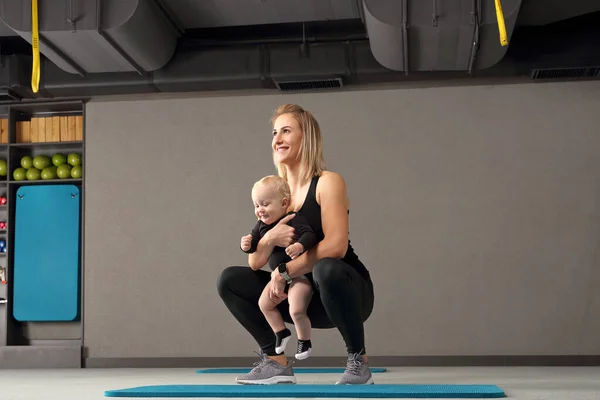 Mom Trains Fitness Small Child Woman Trains Child Fitness Room — Stock Photo, Image