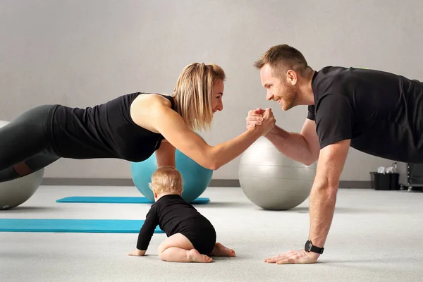 Training Baby Mom Dad Together Gym Training Child Fitness Room — Stock Photo, Image
