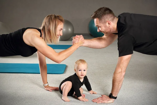 Treinamento Familiar Treinamento Ginásio Exercícios Com Criança Mamãe Papai Juntos — Fotografia de Stock