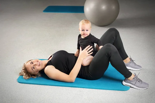 Exercises Child Woman Trains Child Fitness Room — Stock Photo, Image