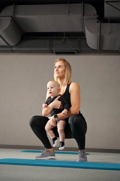 Bebeğinle Otur Antrenman Bir Kadın Bir Çocukla Spor Salonunda Antrenman — Stok fotoğraf