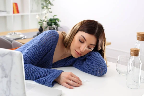 Prueba Del Antígeno Covid Prueba Casera Covid Una Mujer Está —  Fotos de Stock