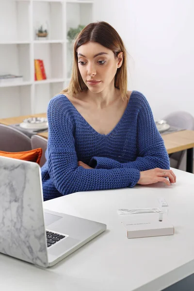 Consulta Médica Online Mulher Com Teste Positivo Para Covid Conversando — Fotografia de Stock