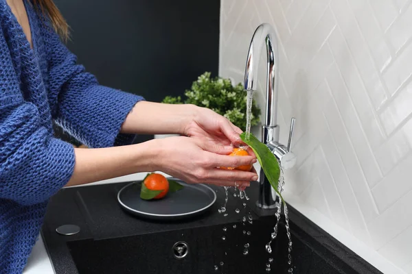 Laver Les Fruits Sous Eau Les Mains Femme Lavent Une — Photo