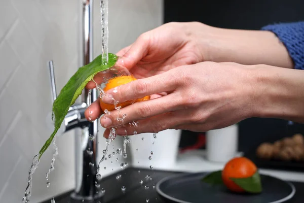 Tvätta Frukt Vatten Kvinnans Händer Tvätta Apelsin Rinnande Kranvatten — Stockfoto