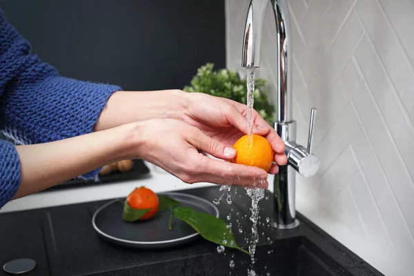 Tvätta Frukt Vatten Kvinnans Händer Tvätta Apelsin Rinnande Kranvatten — Stockfoto