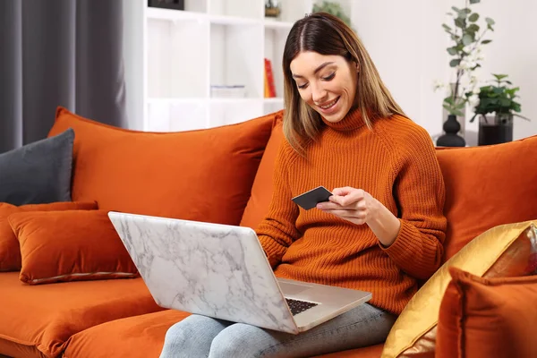 Commerce Frau Bezahlt Mit Karte Für Einkäufe Online Shop Stockfoto