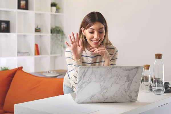 Videoanruf Fröhliche Frau Spricht Auf Online Kommunikator Auf Dem Laptop Stockbild