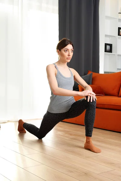 Heimfitness Heimtraining Eine Junge Frau Trainiert Yoga Wohnzimmer Stockfoto