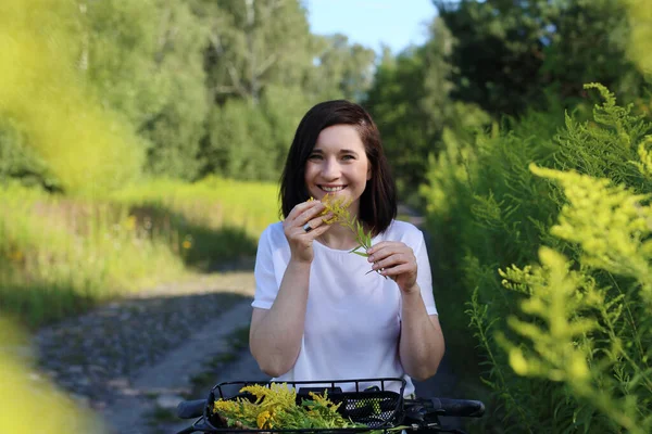 Jovem Feliz Cheirando Flores Douradas Goldenrod — Fotografia de Stock