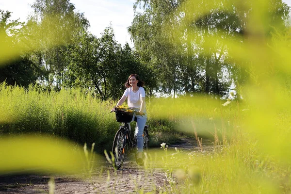 Mujer Joven Con Bicicleta Parque Fotos de stock libres de derechos