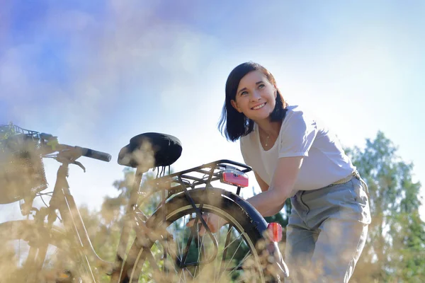 Porträtt Ung Kvinna Cykel Hand Bakgrund Blå Himmel Royaltyfria Stockbilder