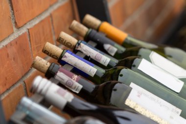 raflar üzerinde şarap