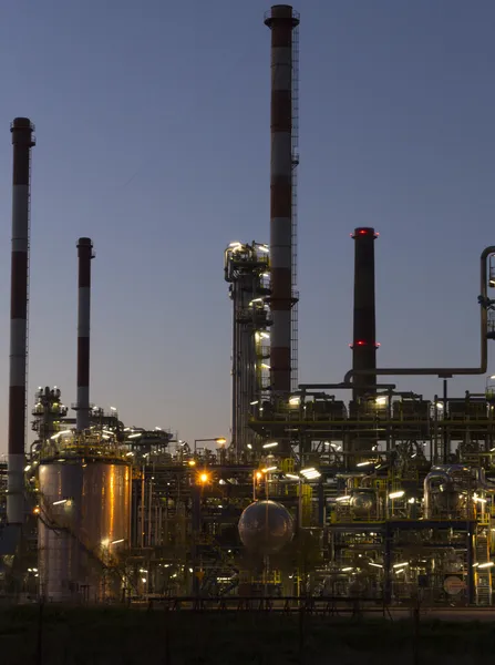 Een olieraffinaderij bij zonsondergang — Stockfoto
