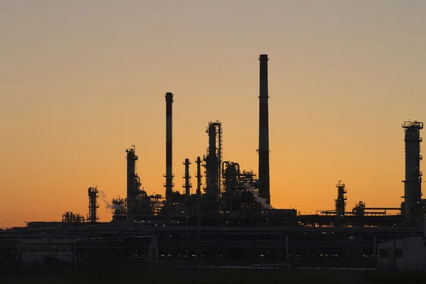 Een olieraffinaderij bij zonsondergang — Stockfoto