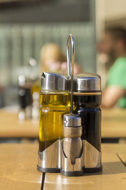 balsamik sirke, zeytinyağı ve karabiber