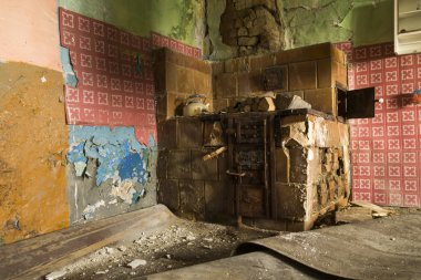 dağlar eski, terk edilmiş evde