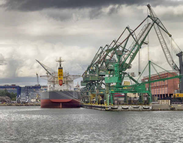 Морской порт перед бурей — стоковое фото