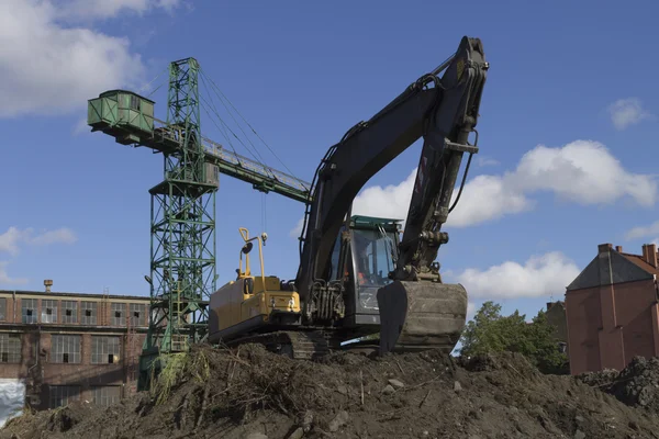Kaivinkone ja nosturi Gdanskin telakalla — kuvapankkivalokuva