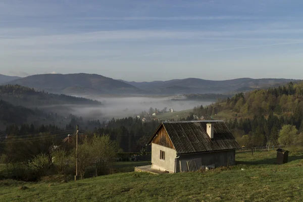 Morgennebel in den Bergen — Stockfoto