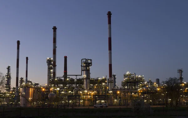 An oil refinery at sunset — Stock Photo, Image