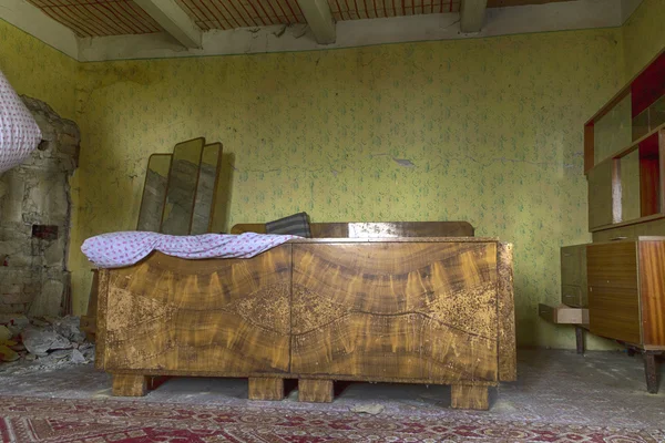 Заброшенный дом в польских горах — стоковое фото