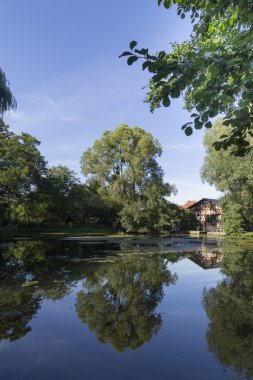 gdansk şehir parkında eski su değirmeni