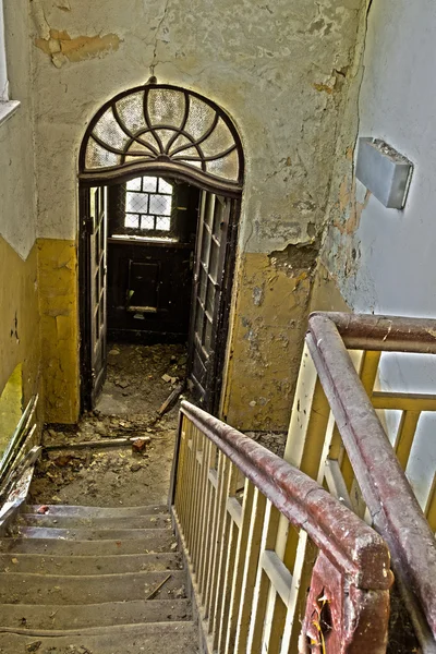 Escalera en un edificio abandonado y en ruinas — Foto de Stock