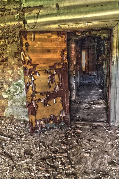 Porta zniczone velha no porão da casa — Fotografia de Stock