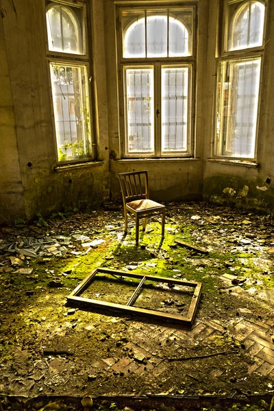 Cadeira velha em uma casa abandonada em ruínas — Fotografia de Stock