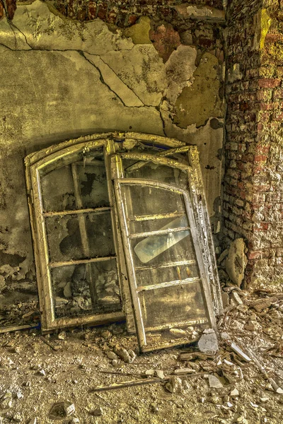 Gamla fönster i övergivet hus — Stockfoto