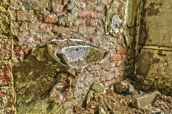 binanın bodrumunda eski lavabo yok