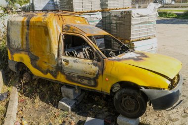 Yanan araba hırsızlığı sonra sola