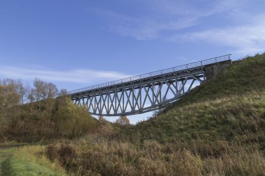 Nehrin üzerindeki demiryolu köprüsü