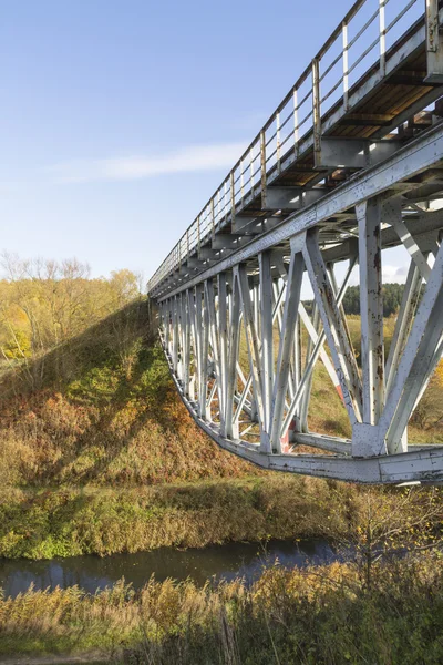 Puente ferroviario sobre el río — Foto de Stock